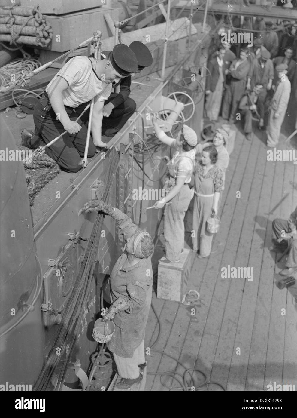 Le donne intraprendono lavori nei cantieri navali, tra cui la pittura delle navi, nel luglio 1941 come parte dello sforzo bellico nazionale nei cantieri navali britannici. Foto Stock
