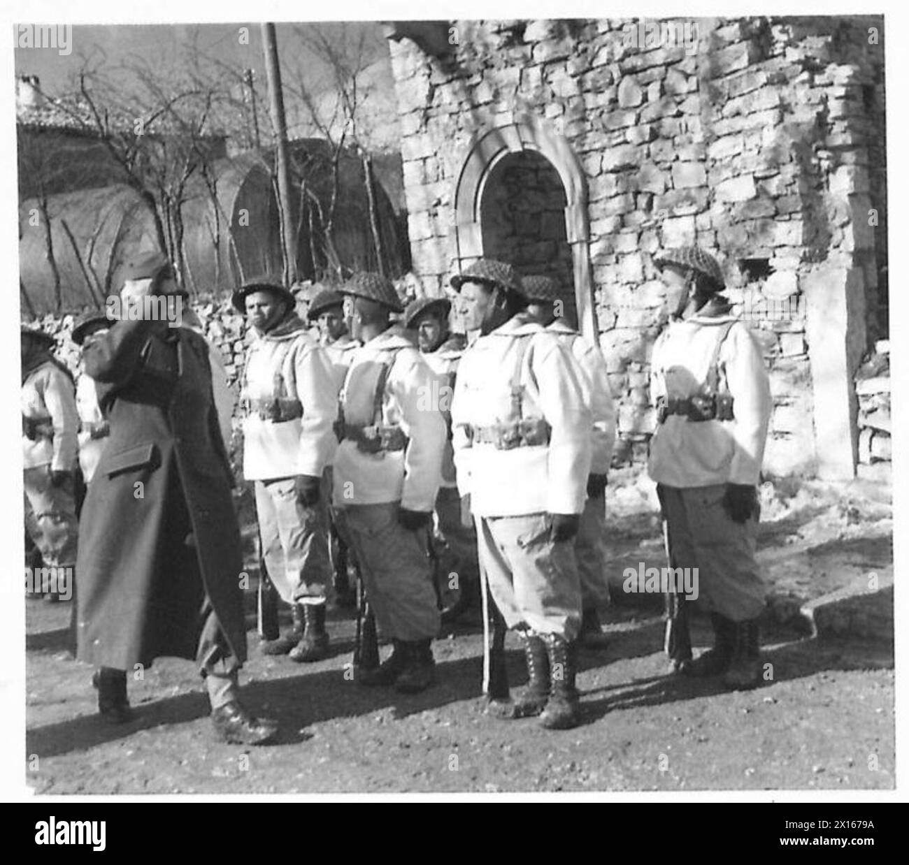 Il generale Kazimierz Sosnkowski ispeziona le truppe del 3° Battaglione della 1a Brigata fucilieri, 3a Divisione fucilieri dei Carpazi, 2° corpo polacco che indossa fuochi di neve a Rionero in Vulture, marzo 1944. Foto Stock