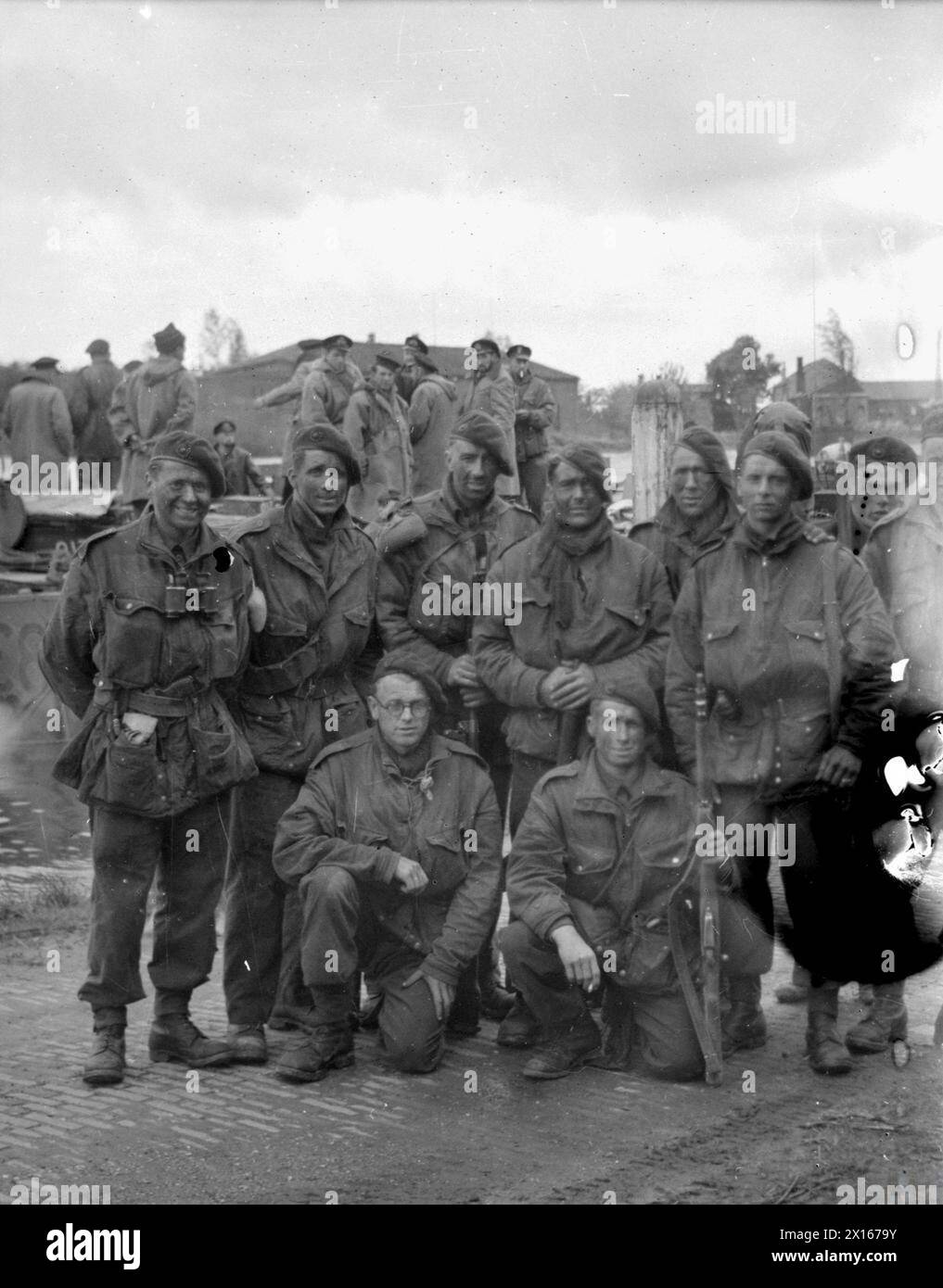 ROYAL MARINE COMMANDOS RAID IN FORZA ATTRAVERSO IL MAAS, APRILE 1945. - I Royal Marines della pattuglia combattente, che precedono l'attraversamento principale, molestando il nemico per due giorni tra i torrenti e le paludi del Biesboch, il delta tra il Maas e il Waal. Con loro c'è il medico della RAMC Foto Stock