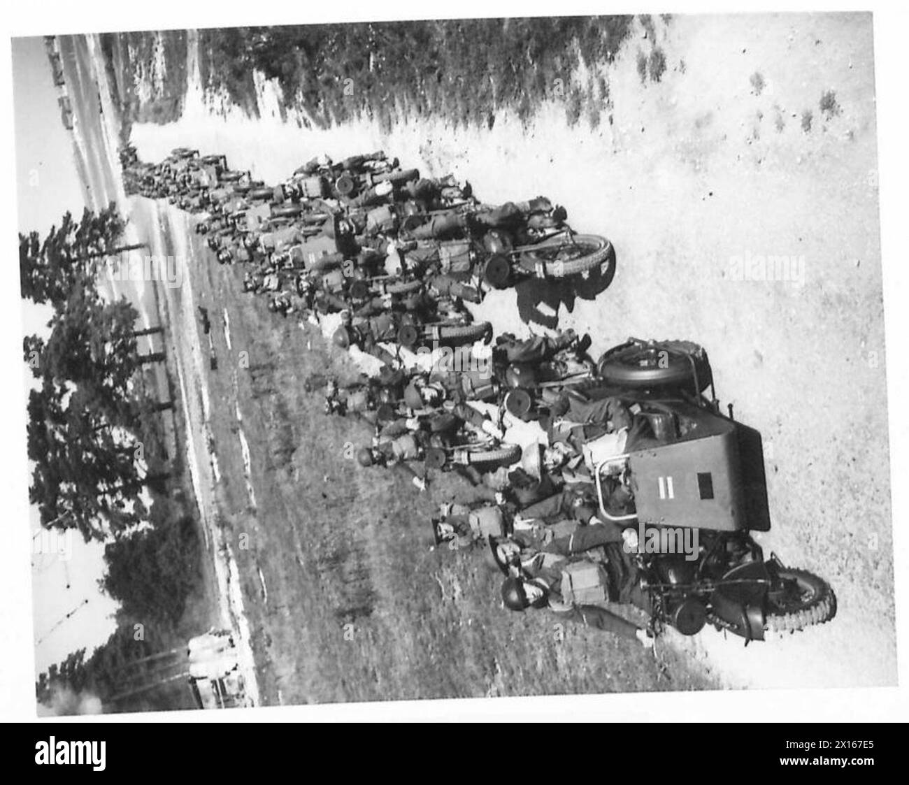 Il 4th Battalion Northumberland Fusiliers conduce un'esercitazione di ricognizione motociclistica su terreni accidentati, dimostrando mobilità e operazioni sul campo. Foto Stock