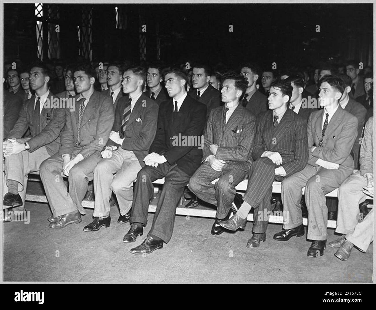 I volontari dell'equipaggio aereo presso un centro di accoglienza della RAF partecipano a una lezione introduttiva di matematica nell'ambito della formazione iniziale. Foto Stock