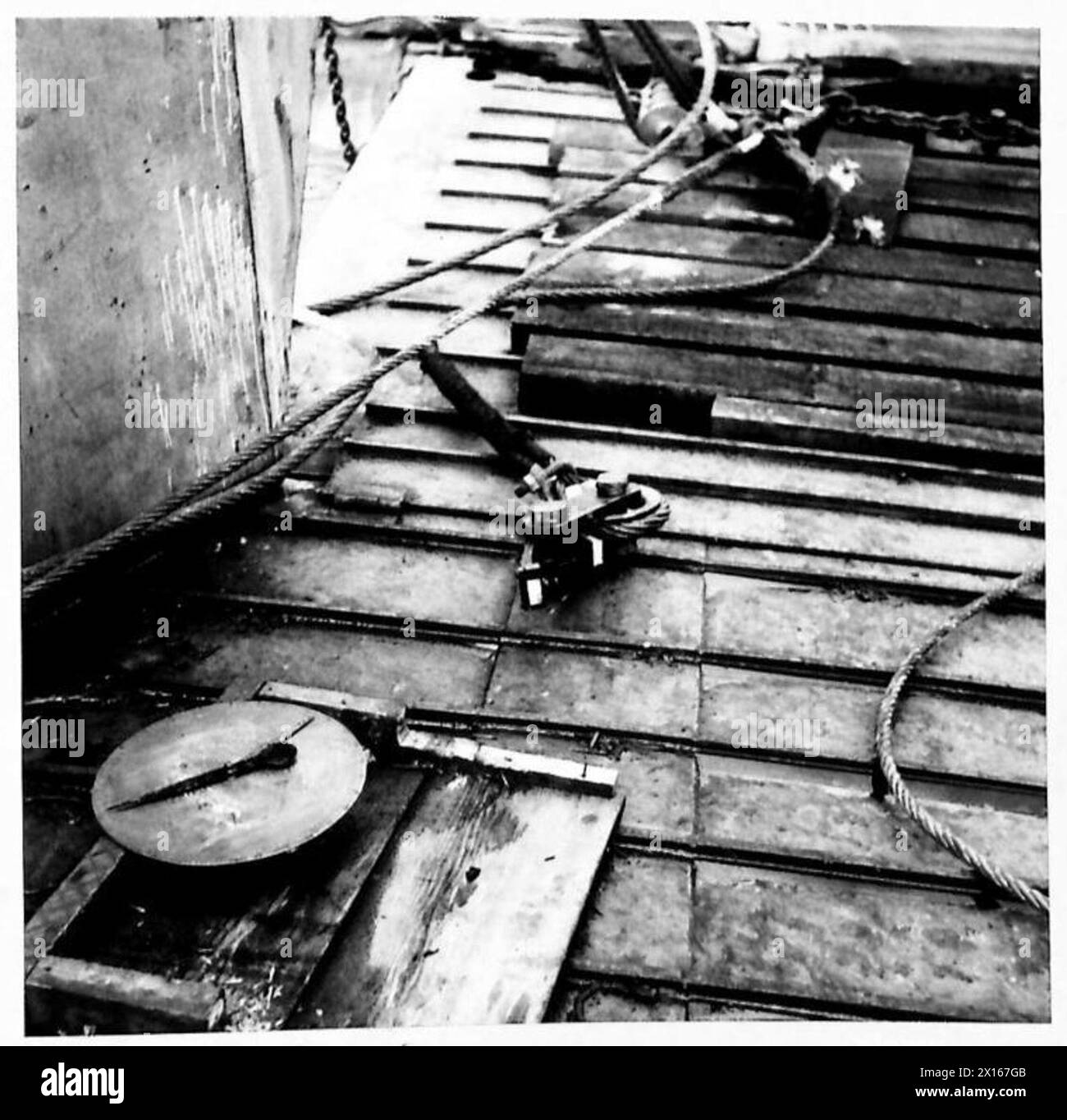 Un team dell'esercito britannico svolge un incarico speciale per affrontare i danni a un dinamometro, garantendo che vengano seguite le procedure di manutenzione tecnica e riparazione. Foto Stock