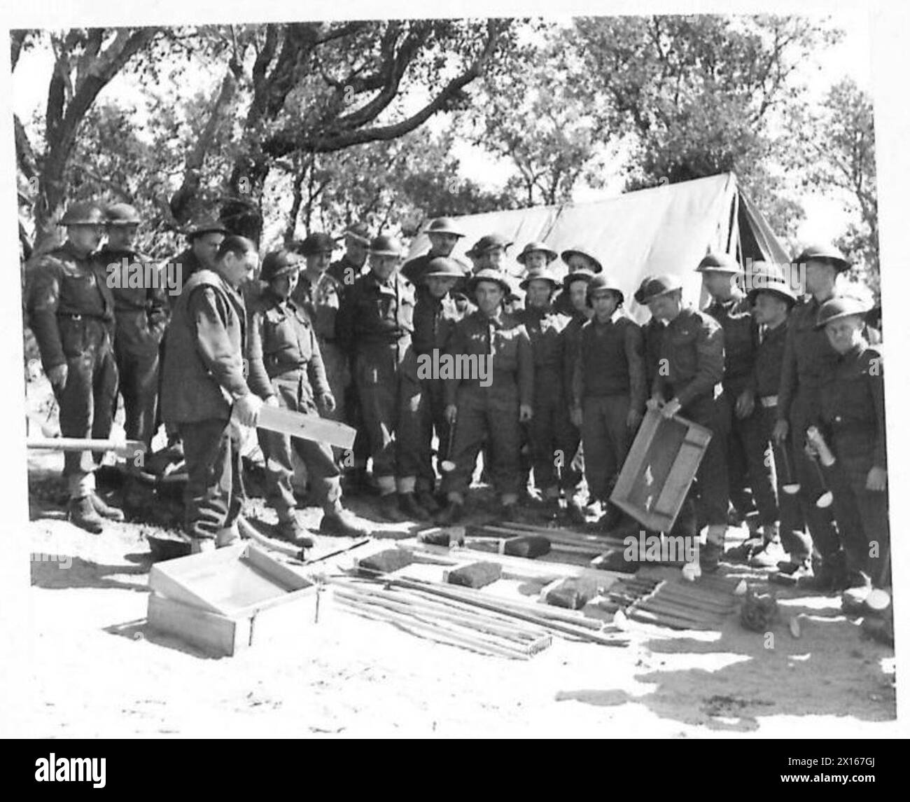 Un setaccio viene utilizzato per preparare la miscela verde e terra di Parigi per un soffiatore per distruggere le larve di zanzara alla testa di ponte di Anzio, innocue per uomini e animali domestici, durante le operazioni della Quinta Armata. Foto Stock