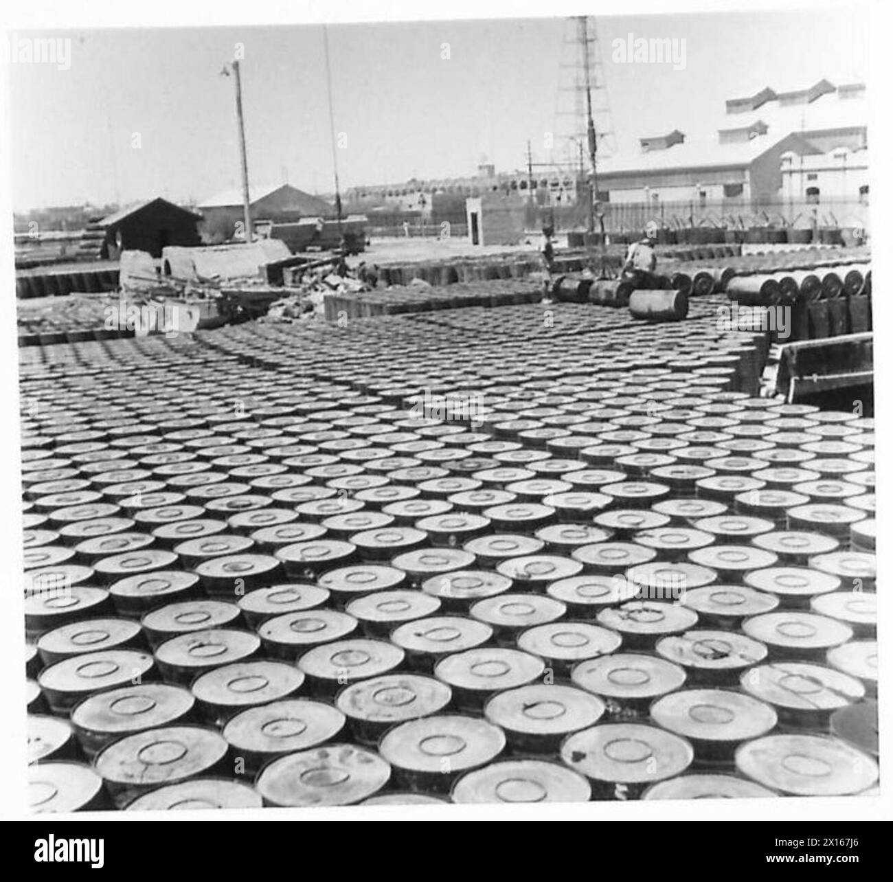 Il bitume è mostrato sulla banchina in Iran (Persia) mentre viene caricato su una nave norvegese per il trasporto a casa. Foto Stock