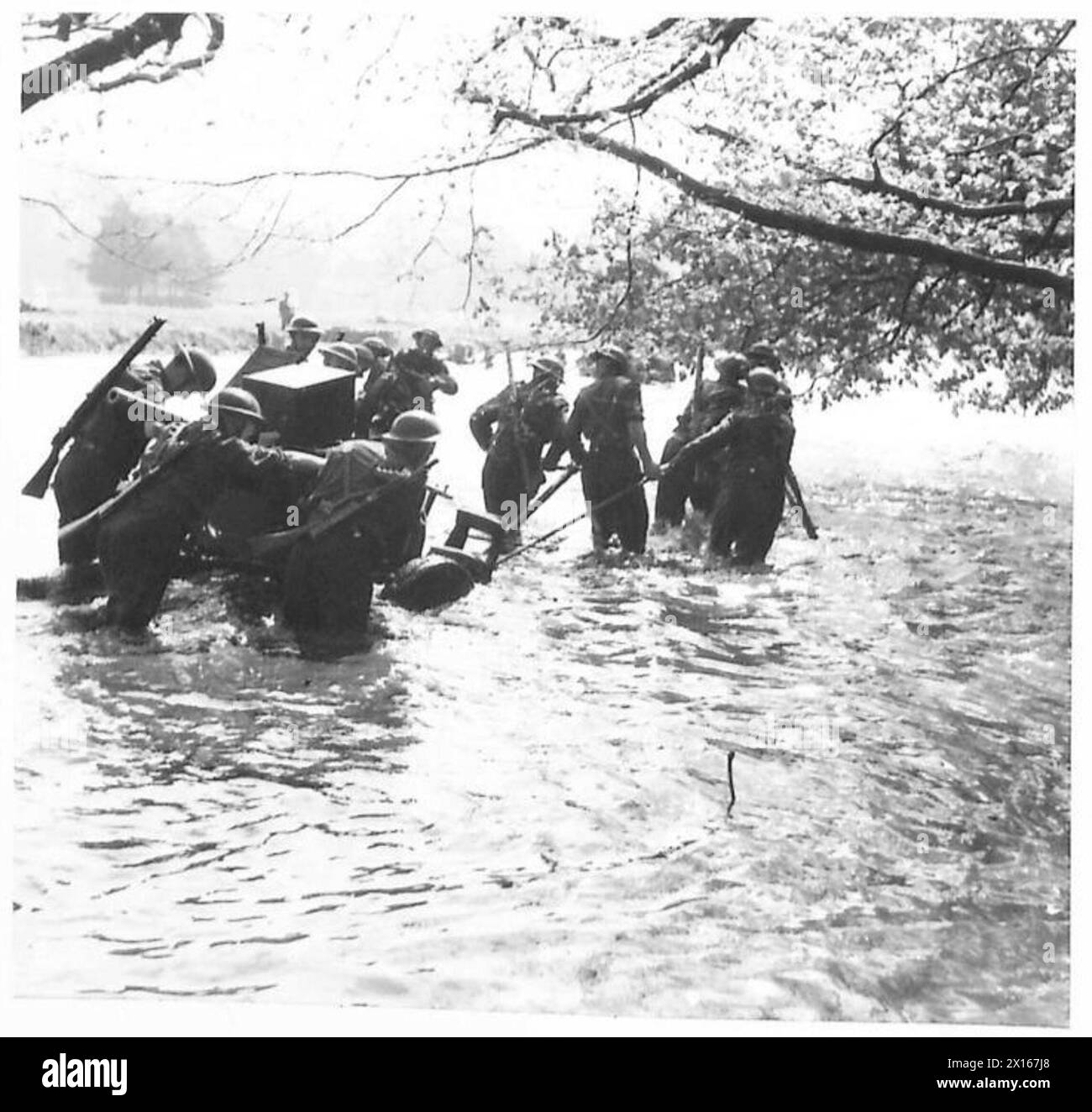 PORTARE LE ARMI ATTRAVERSO Un FIUME - la scena durante l'attraversamento mostra i cannoni inondati che trasportano la loro pistola attraverso il British Army Foto Stock
