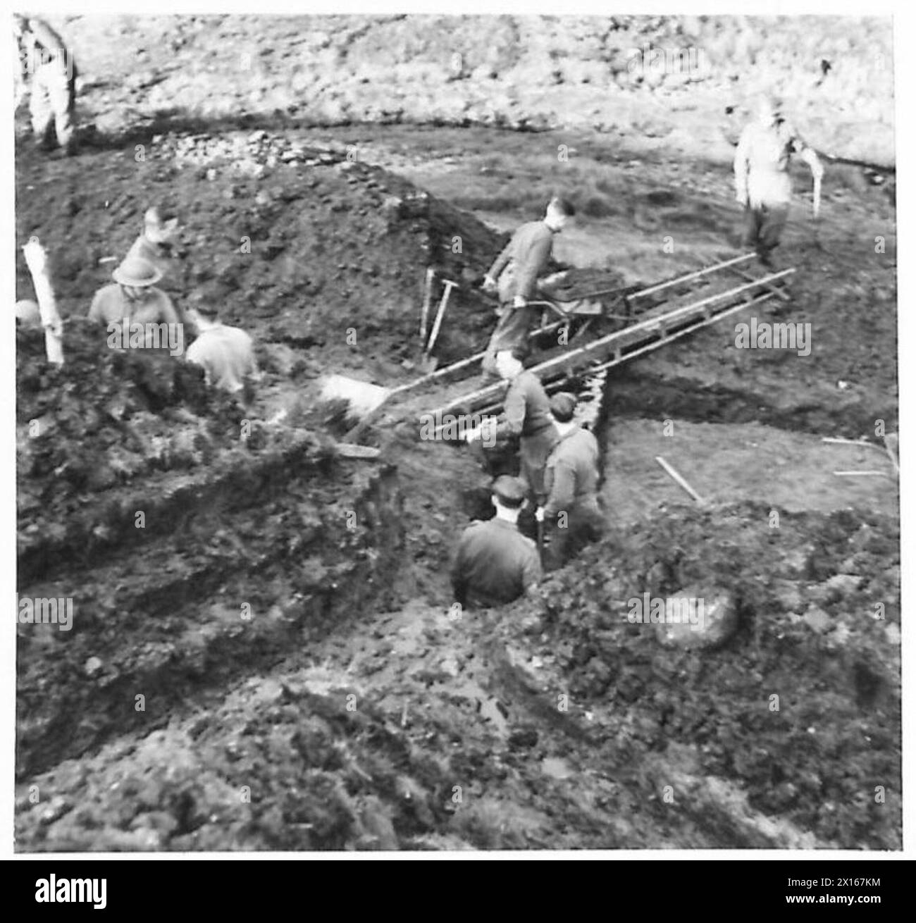 I sappers costruiscono una nuova strada attraverso le Sperrins nell'Irlanda del Nord, preparando il drenaggio e lo scavo come parte delle operazioni ingegneristiche dell'esercito britannico. Foto Stock