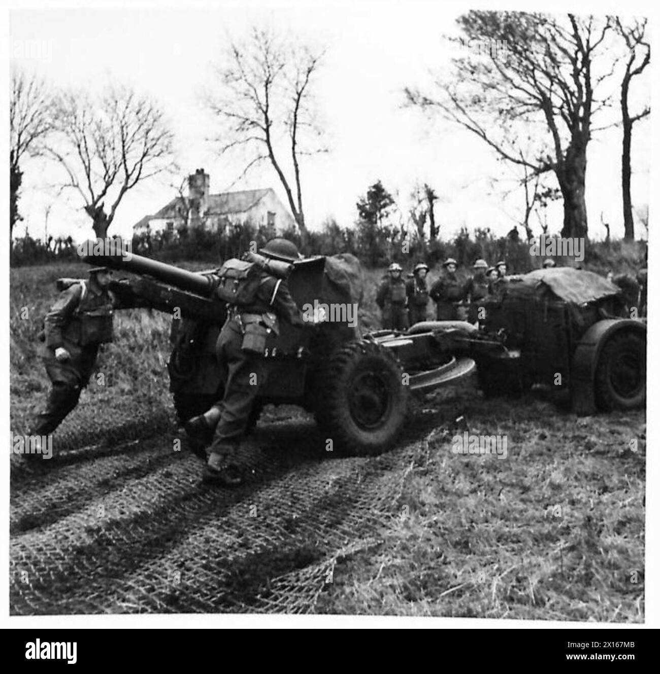 DIMOSTRAZIONE DI COSTRUZIONE DI PONTI - Un cannone da 25 Pounder che viene armato sulla riva dopo aver attraversato il ponte. Si vedrà che la rete viene abbattuta per evitare che le ruote affondino nella terra morbida dell'esercito britannico Foto Stock