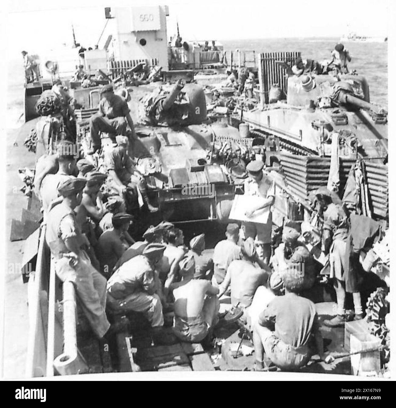 Il tenente O.B. Thompson del 241 Anti-Tank Battery, 61 Regiment, Royal Artillery, 51st Highland Division, riassume i suoi uomini sui preparativi finali durante la campagna di Sicilia del 1943 Foto Stock