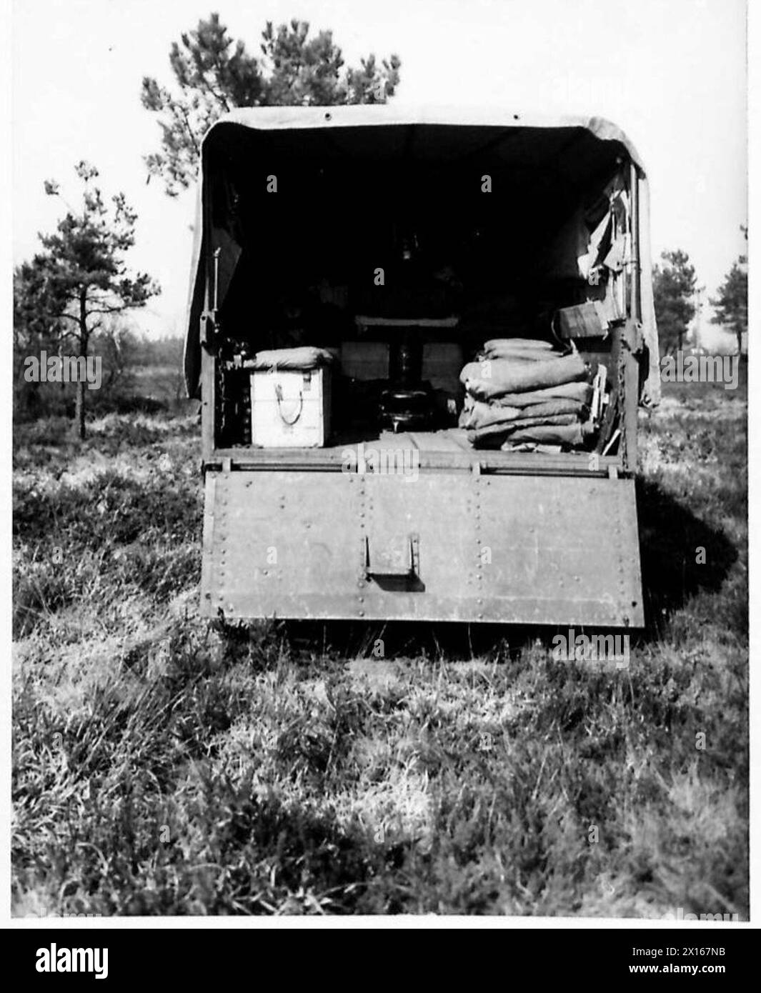 La Royal Army Medical Corps Light Ambulance Unit, No.1 Light Section, è caricata nel suo camion per essere dispiegata dall'esercito britannico. Foto Stock