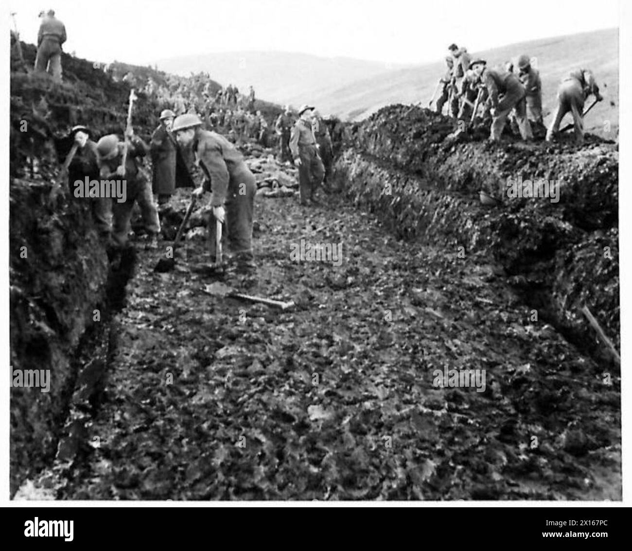 Le truppe lavorano su una sezione di nuova costruzione della strada di montagna attraverso le Sperrins, Irlanda del Nord. Foto Stock