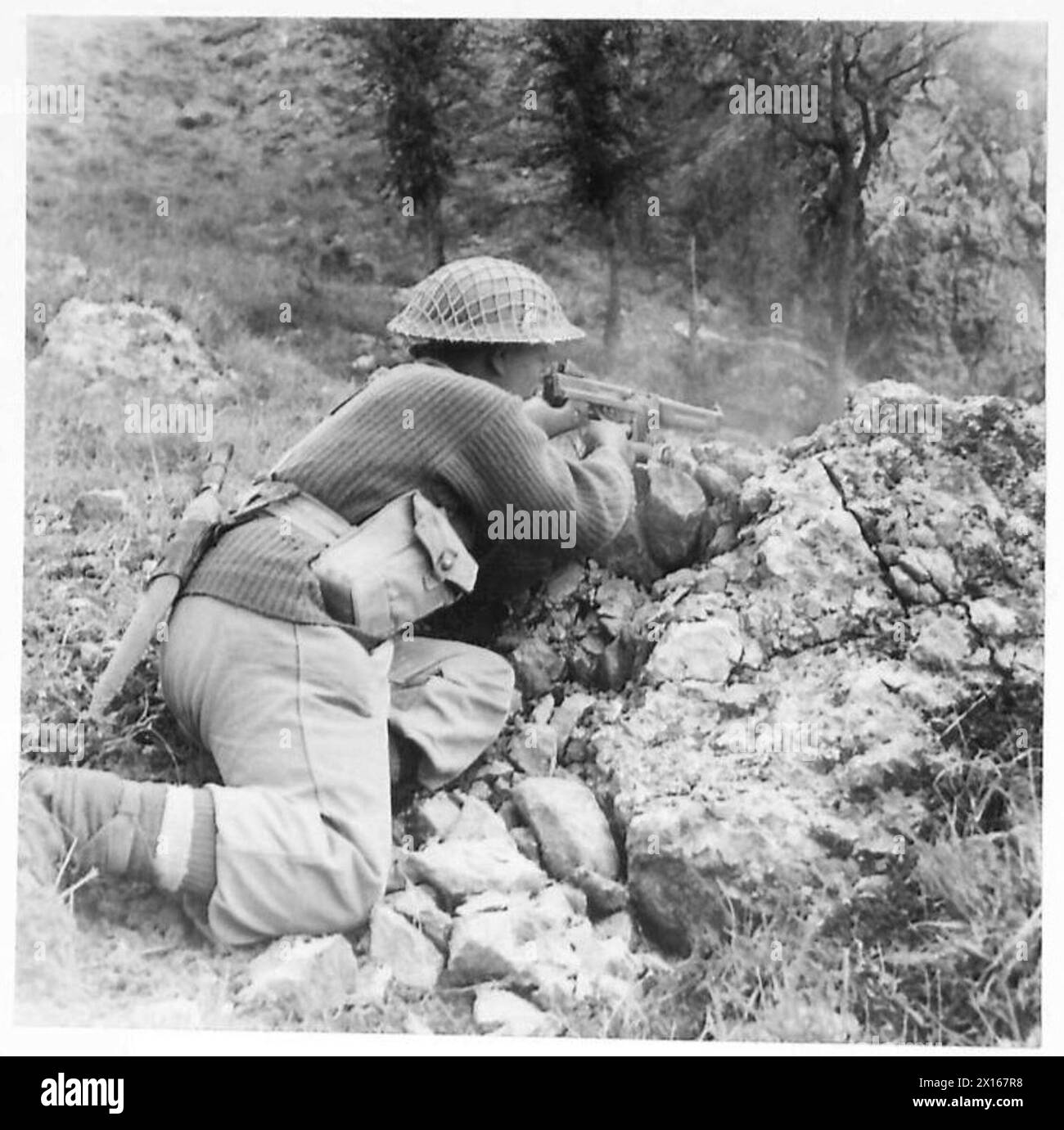 Un Gurkha tommy-Gunner spara durante un'operazione di pattuglia condotta dall'Ottava Armata britannica. Foto Stock