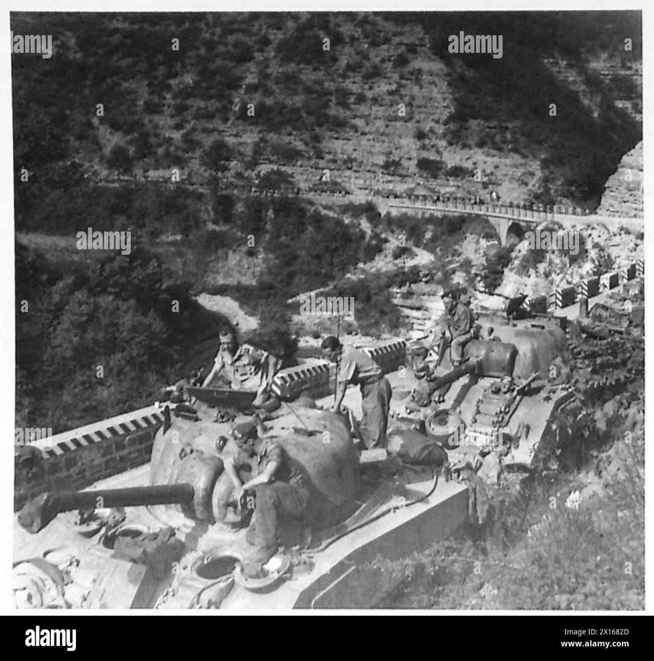 Gli equipaggi dei carri armati preparano gli ultimi preparativi prima di avanzare verso Forli, mettendo in evidenza l'organizzazione e la prontezza pre-combattimento. Foto Stock