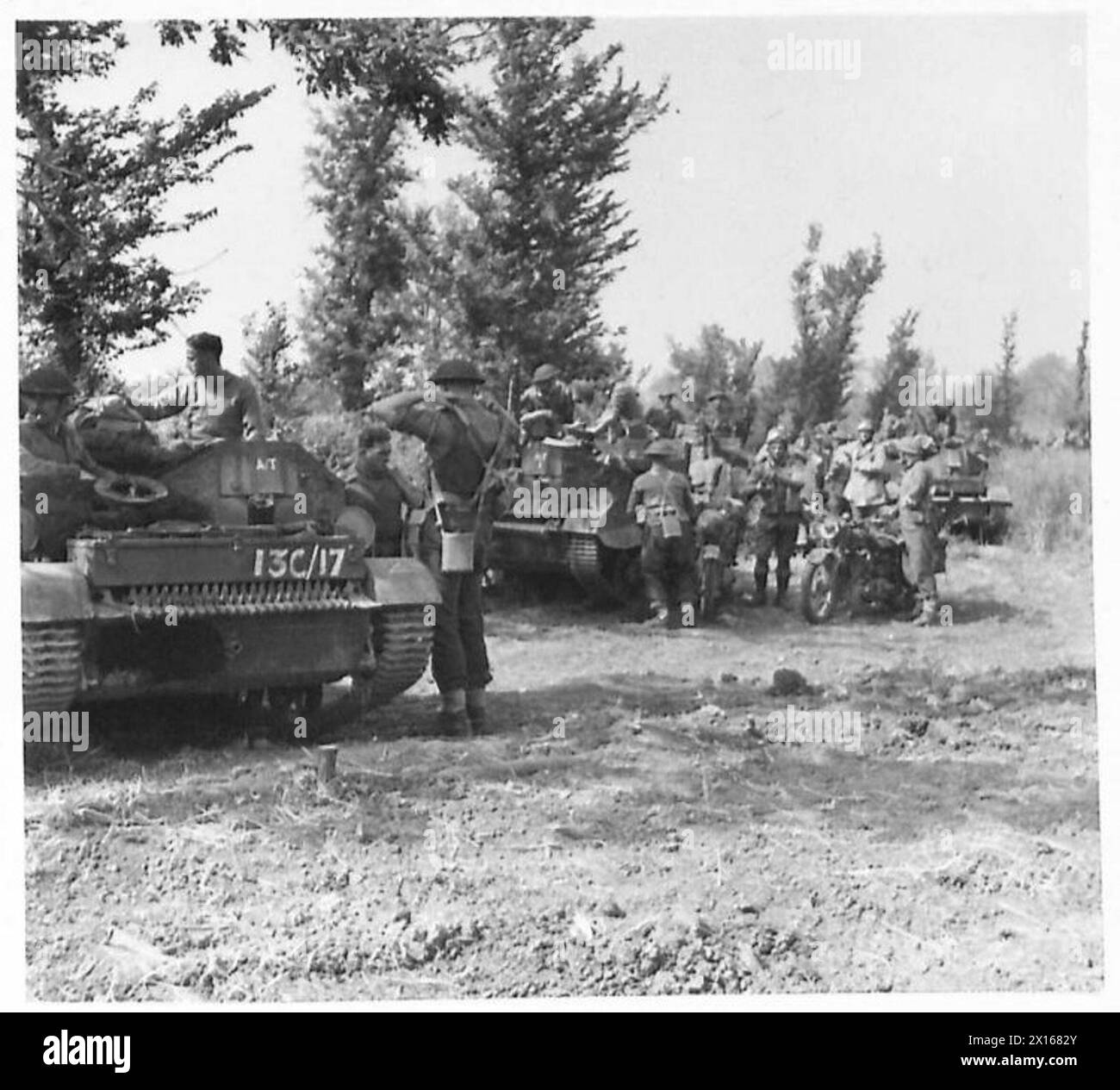 I soldati effettuano gli aggiustamenti finali e i preparativi prima di muovere l'assalto alla linea Gustav in Italia. Foto Stock