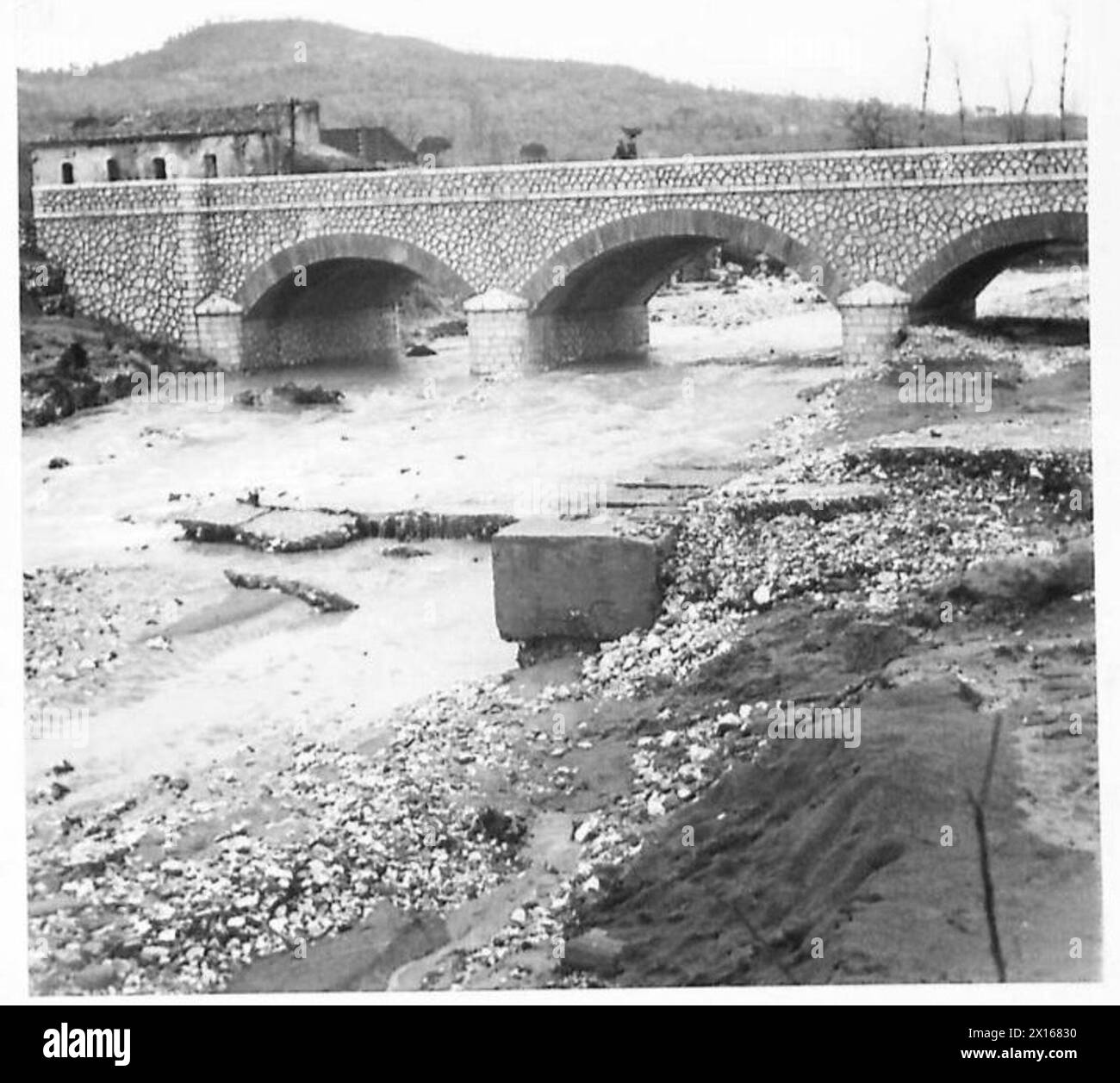 Le inondazioni autunnali in Italia hanno danneggiato le deviazioni stradali a basso livello, ma la costruzione permanente di ponti sulla Route 7, Montesarchio-Benevento, ha impedito gravi interruzioni. Foto Stock