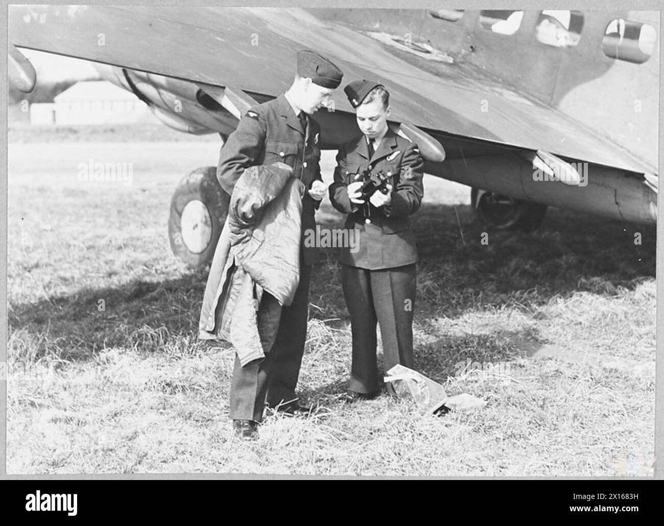 I bombardieri canadesi furono trasportati direttamente in Gran Bretagna, con i piloti R. Dunn e Tiny Andrews che navigavano attraverso l'Atlantico utilizzando sessi a bolle, mostrando i contrassegni degli aerei durante il transito. Foto Stock
