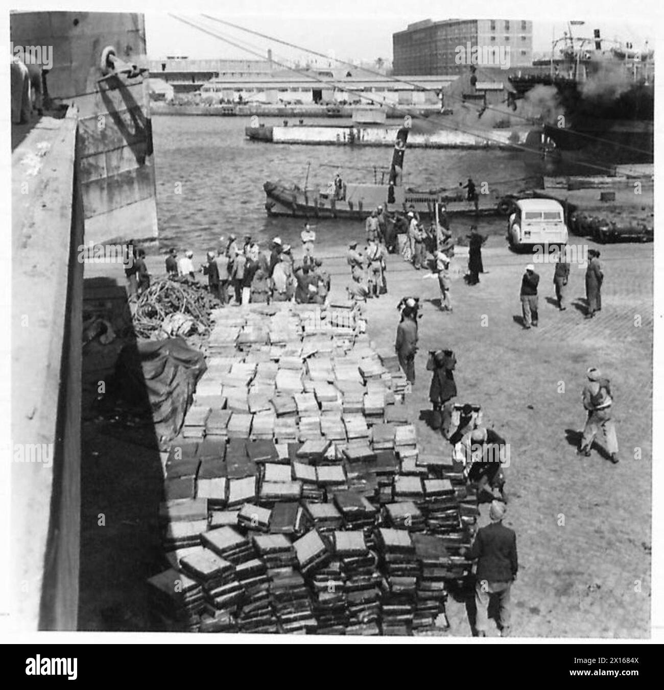 Le forze del Medio Oriente producono scatole di benzina, controllano la qualità dei metalli e li trasportano in fabbrica su strada Foto Stock