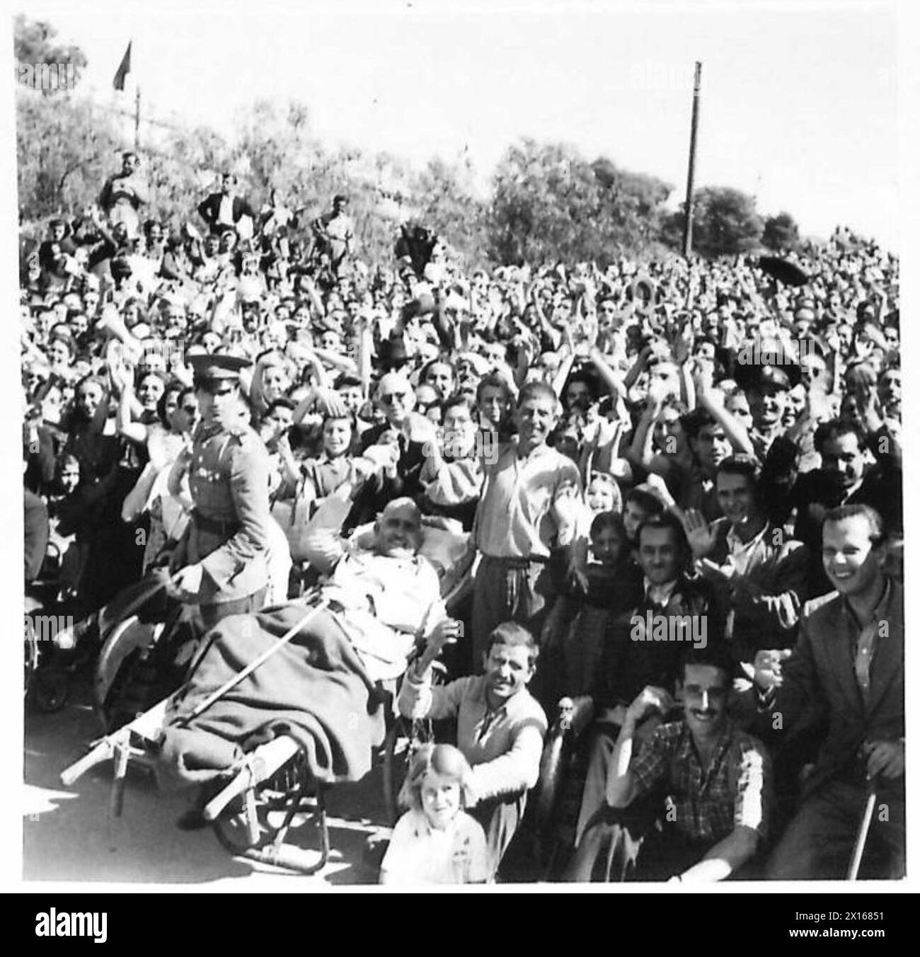 I civili greci fanno il tifo per le truppe britanniche mentre il governo greco torna nel paese dopo l'occupazione. Foto Stock