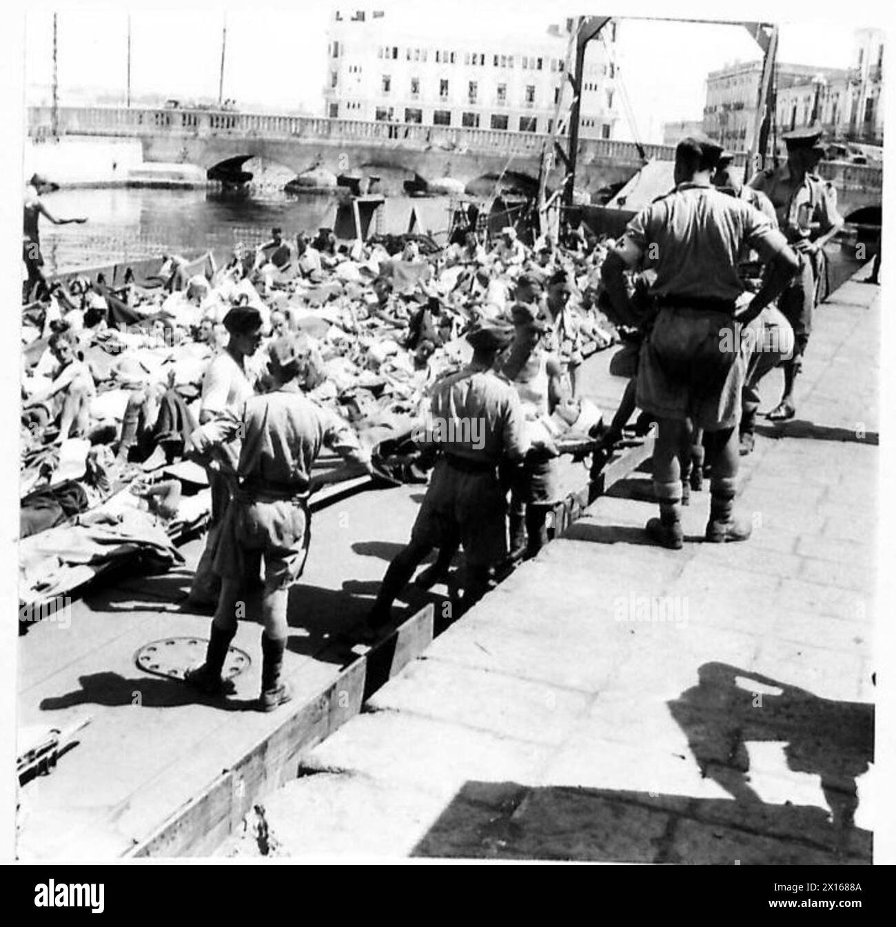 I feriti alleati vengono caricati dalla banchina di Syracuse sul trasporto medico come parte delle operazioni di evacuazione. Foto Stock