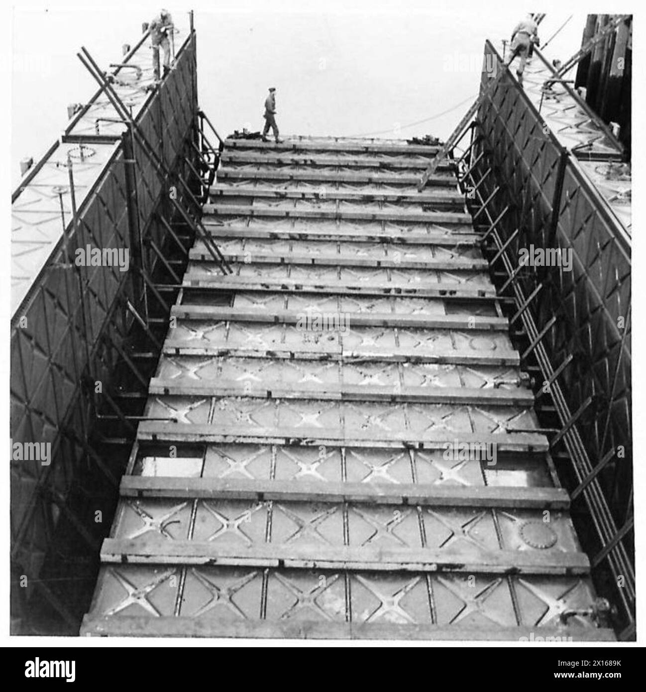 Il molo galleggiante di Faslane fornisce una piattaforma mobile per la manutenzione delle navi e le operazioni di attracco all'interno delle strutture della marina britannica. Foto Stock