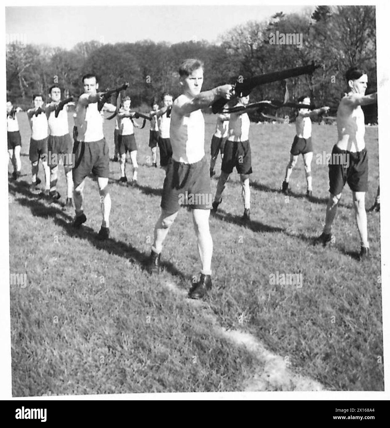 I soldati esercitano l'esercitazione con i fucili ruotando lateralmente come parte dei preparativi del secondo fronte. Foto Stock