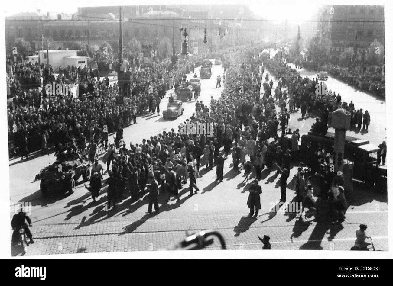 GLI INGLESI A COPENAGHEN - folle entusiaste salutano la colonna britannica al suo arrivo nella città British Army, 21st Army Group Foto Stock