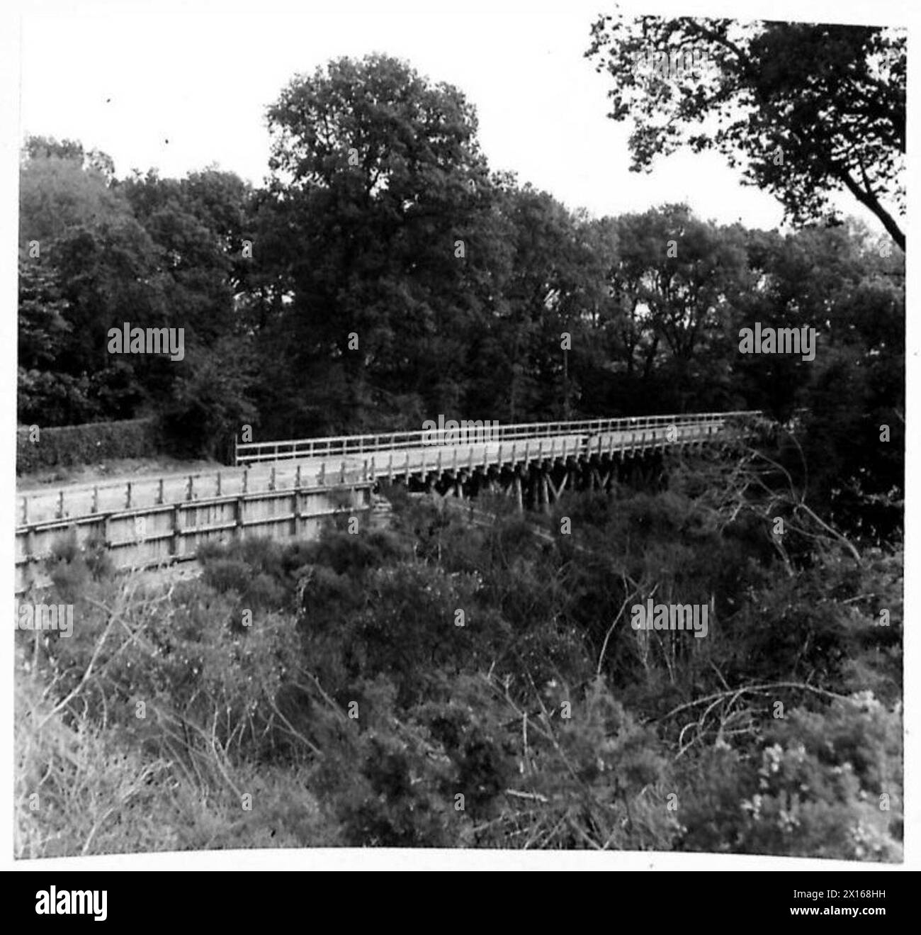 Gli ingegneri costruiscono un pesante ponte improvvisato in legno a White Myre Camp sotto la supervisione di ufficiali canadesi, utilizzando legname locale per supportare i carichi della Classe 70, inclusi i carri armati Churchill sui trasportatori. Foto Stock