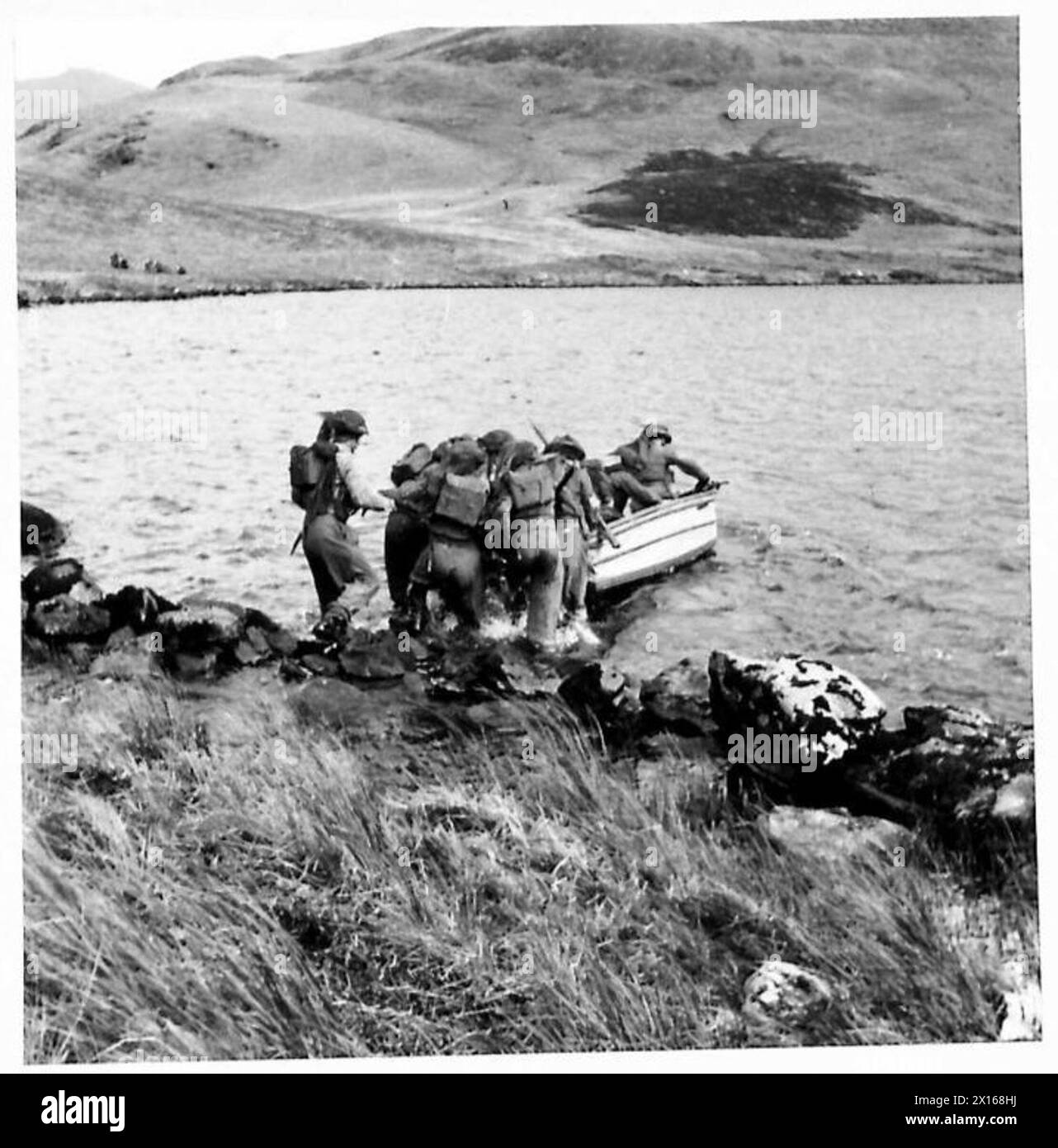 Un gruppo dell'esercito britannico parte su una barca da ricognizione dalla Advanced Handling and Fieldcraft School per l'addestramento sul lago. Foto Stock