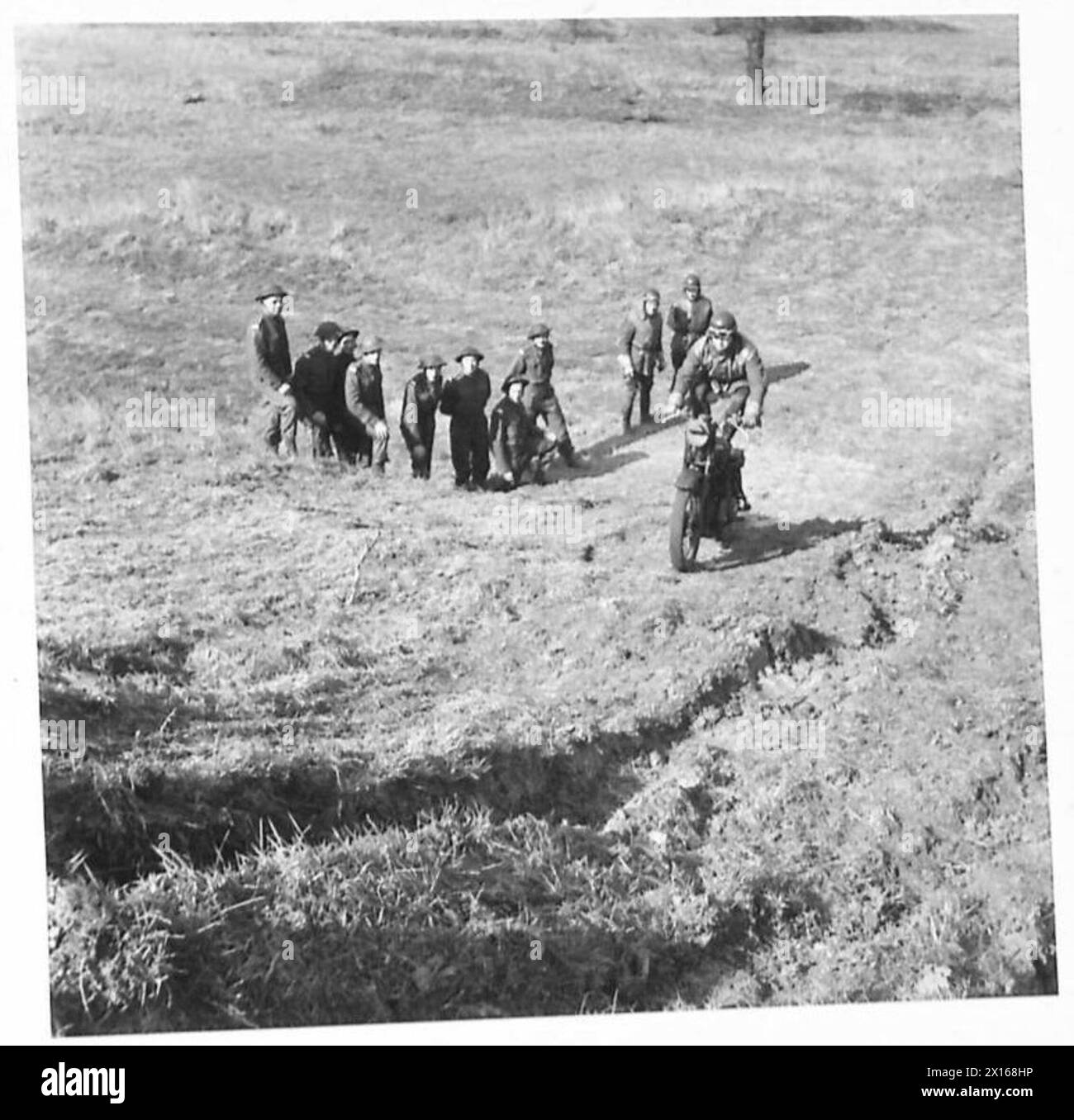 Gli istruttori della RASC Officers Training School dimostrano la manovrabilità di moto da fondo agli studenti ufficiali dell'esercito britannico. Foto Stock