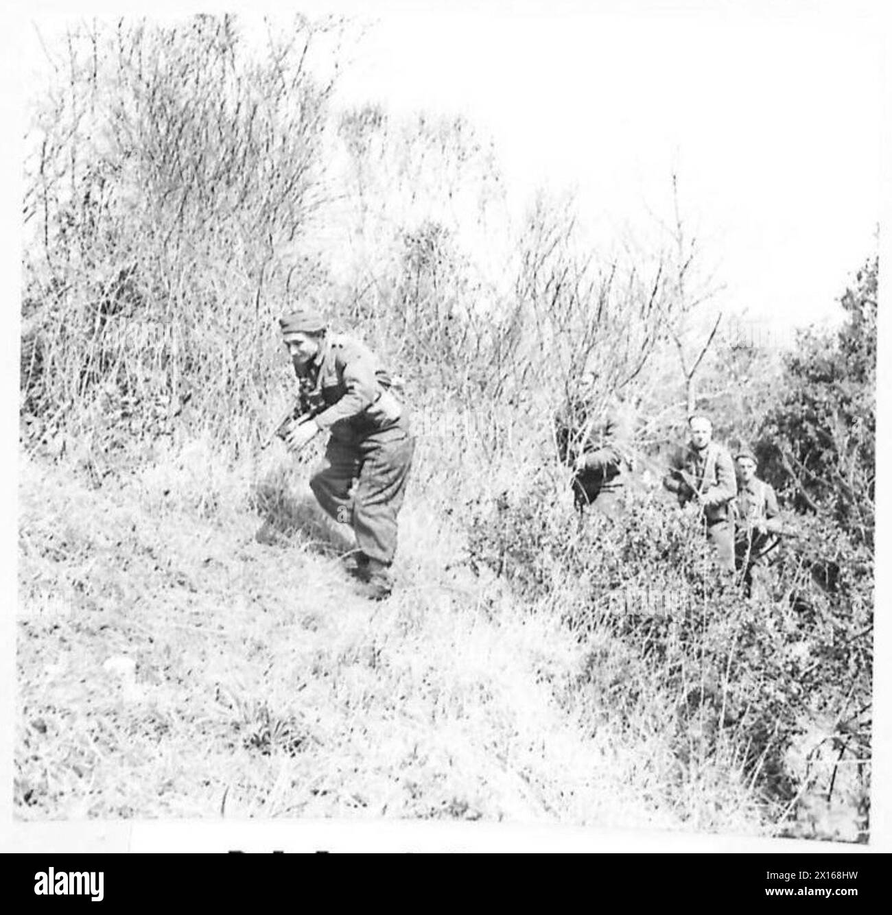 Una pattuglia dell'esercito britannico si muove attraverso boschi e lungo fossati durante le operazioni in Nord Africa, Sicilia, Italia, Balcani e Austria tra il 1942 e il 1946. Foto Stock