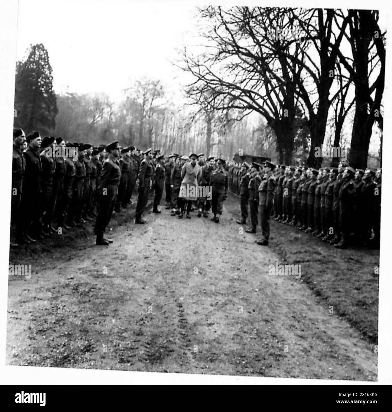 Sua Maestà il Re ispeziona gli ufficiali e gli uomini della 231a Brigata durante una visita alle truppe d'invasione. Foto Stock