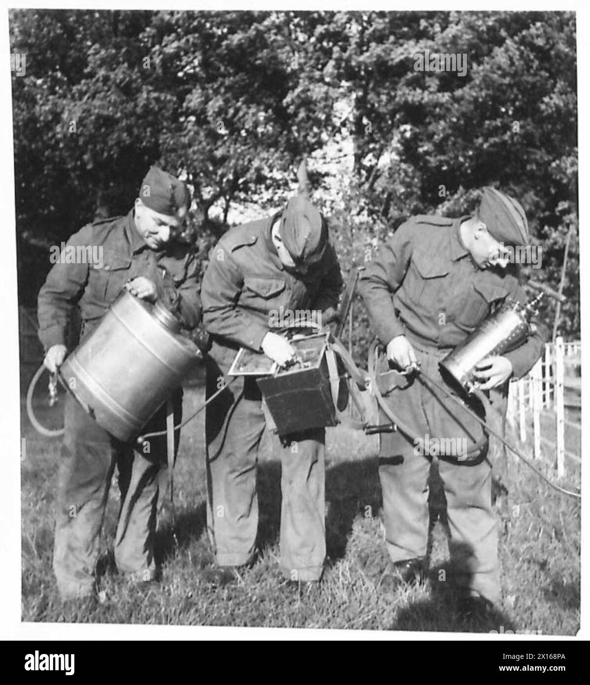 Studenti che studiano i tipi di irroratrici per zanzare, tra cui Knapsack Spray, Dust Gun e Pneumatic Spray, dimostrando misure anti-malaria. Foto Stock