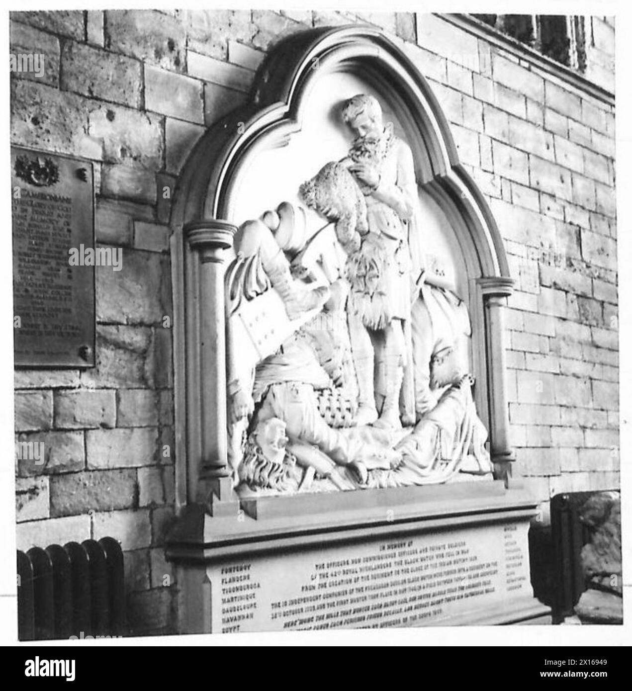 Il Black Watch Memorial è esposto all'interno della cattedrale di Dunkeld nel Perthshire, per commemorare i membri del reggimento. Foto Stock