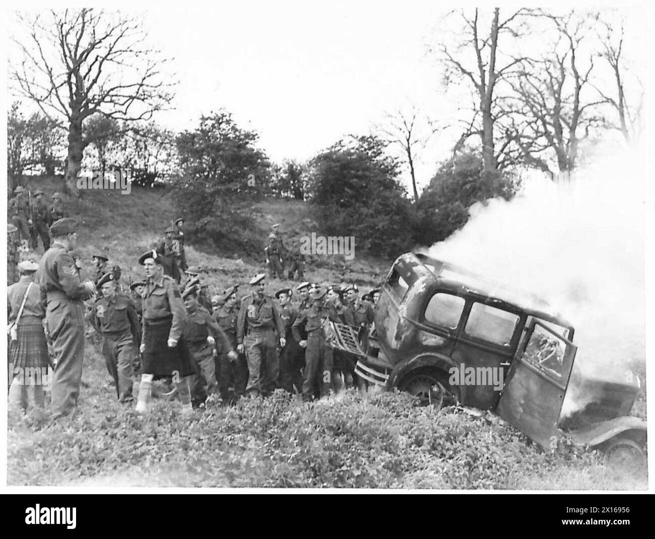 I soldati britannici ispezionano le conseguenze di un'esplosione alla Highland Division Battle School. Foto Stock