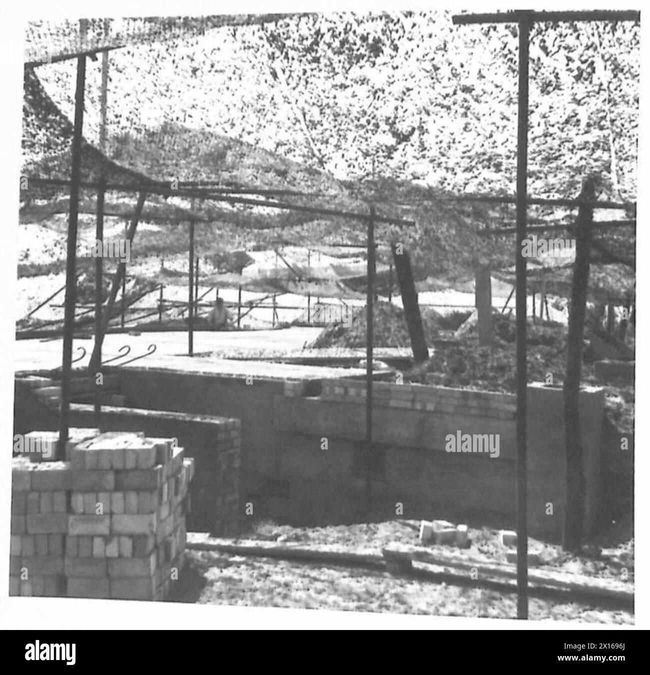 CAMUFFAMENTO - nuove posizioni di cannoni a Covehithe in costruzione British Army Foto Stock