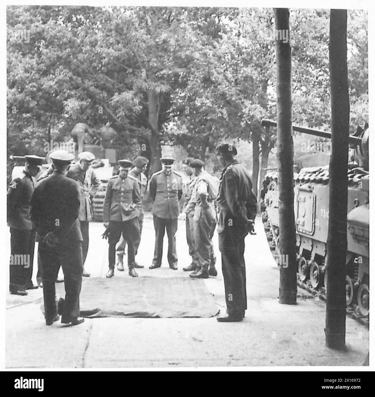 Un gruppo di ufficiali russi ispeziona la baia dei carri armati durante una visita al RAC, OCTU, con l'esercito britannico presente. Foto Stock