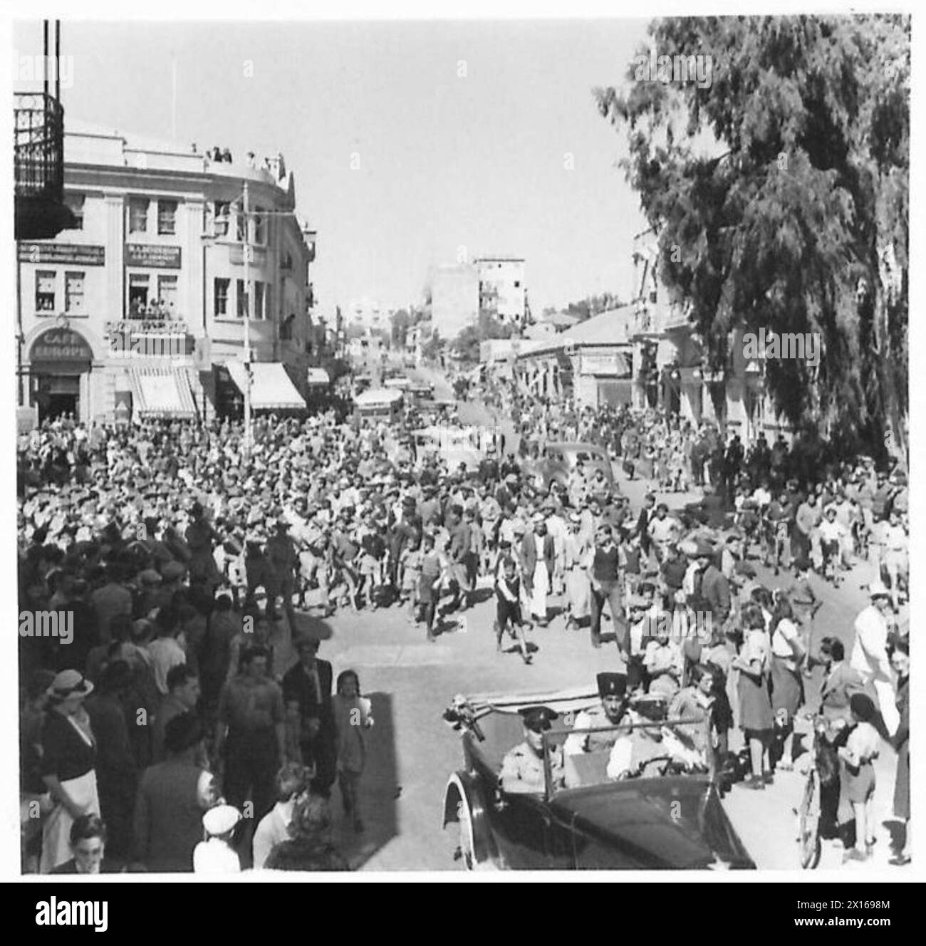 Durante la campagna di reclutamento della nuova Zelanda, la banda militare si muove attraverso le strade affollate di Gerusalemme, fornendo impegno pubblico e supporto al reclutamento. Foto Stock
