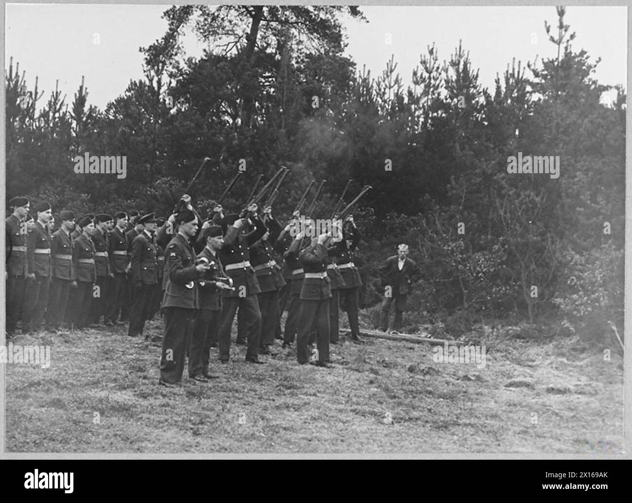 FUNERALE DI Lord AUCKLAND : il PARI PILOTA - il gruppo di sparatori alla tomba della Royal Air Force Foto Stock