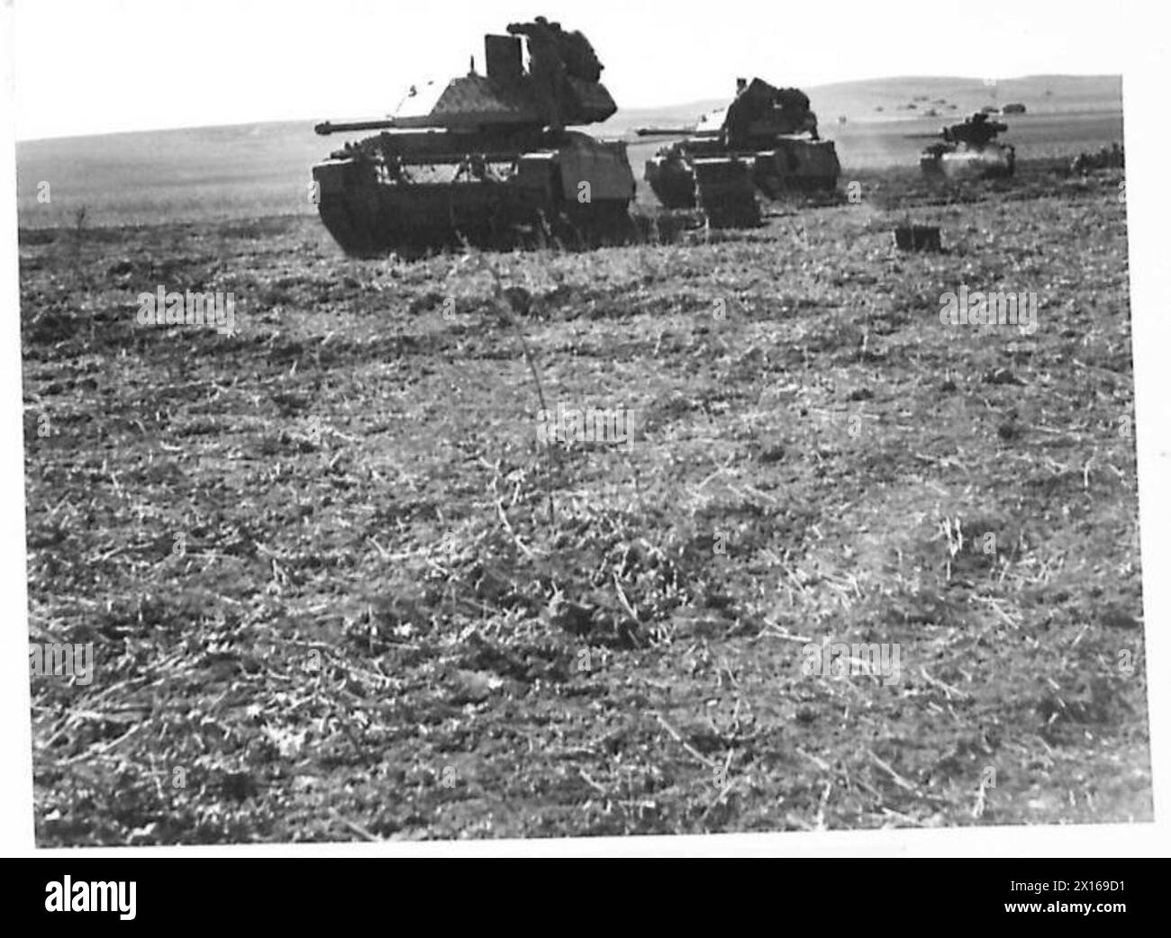 Un carro armato crociato gestito dal R.E.M.E. in Tunisia spara cannoni da 6 libbre su un raggio d'azione durante i test del Corps Delivery Squadron dell'esercito britannico. Foto Stock
