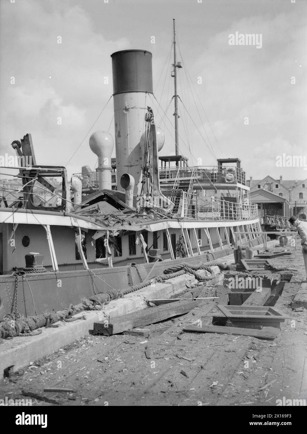 Il piroscafo Sir John Hawkins e lo stadio di atterraggio a Millbay Docks, Plymouth, furono danneggiati dalle bombe lanciate dagli aerei nemici il 22 agosto 1940. Foto Stock