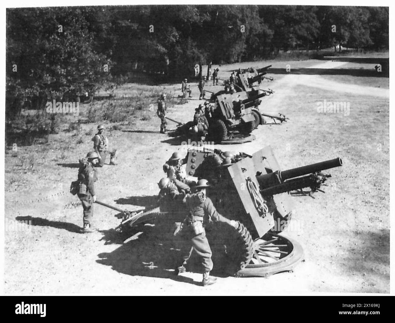 Il personale del 79th East Anglian Field Regiment attraversa e posiziona i cannoni di artiglieria a Kennett, East Anglia. Foto Stock