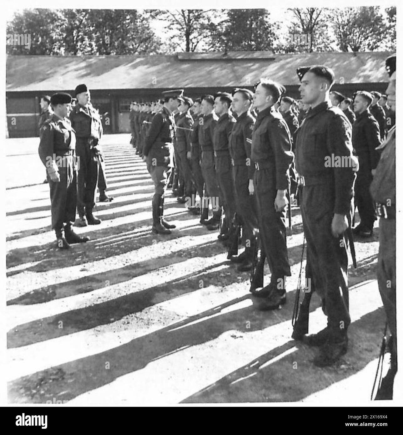 Il tenente generale Nye ispeziona i soldati del suo ex battaglione durante una visita dell'esercito britannico. Foto Stock