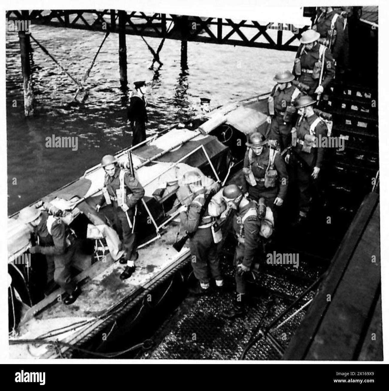 ESERCITAZIONE DI SBARCO - truppe che si imbarcano su mezzi da sbarco d'assalto, British Army Foto Stock