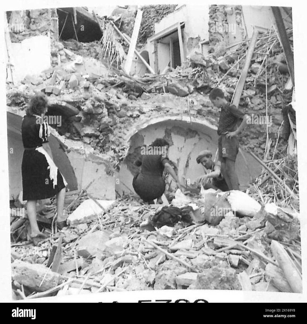 Le fotografie mostrano ingenti danni ad Adrano causati da bombardamenti e bombardamenti alleati, con gli abitanti che cercano le rovine delle loro ex case. Foto Stock