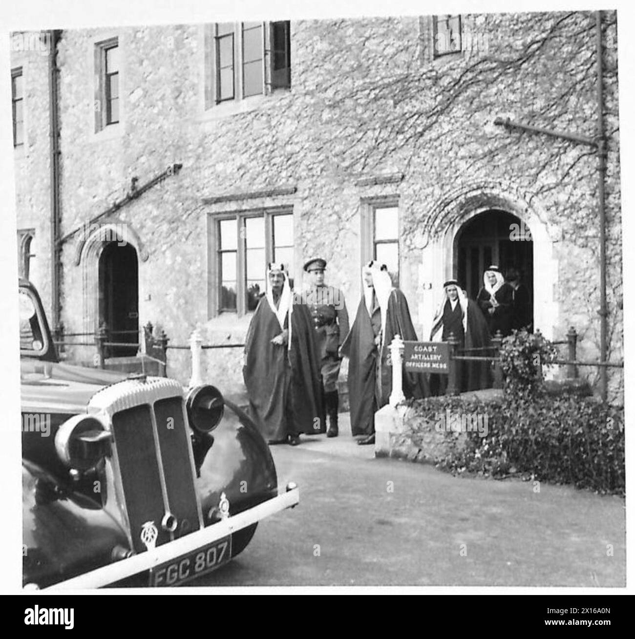 Fotografia che mostra i principi arabi Emir Feisal bin 'Abd al-Aziz e suo fratello Khalid con il loro gruppo in visita al castello di dover in Gran Bretagna. Foto Stock