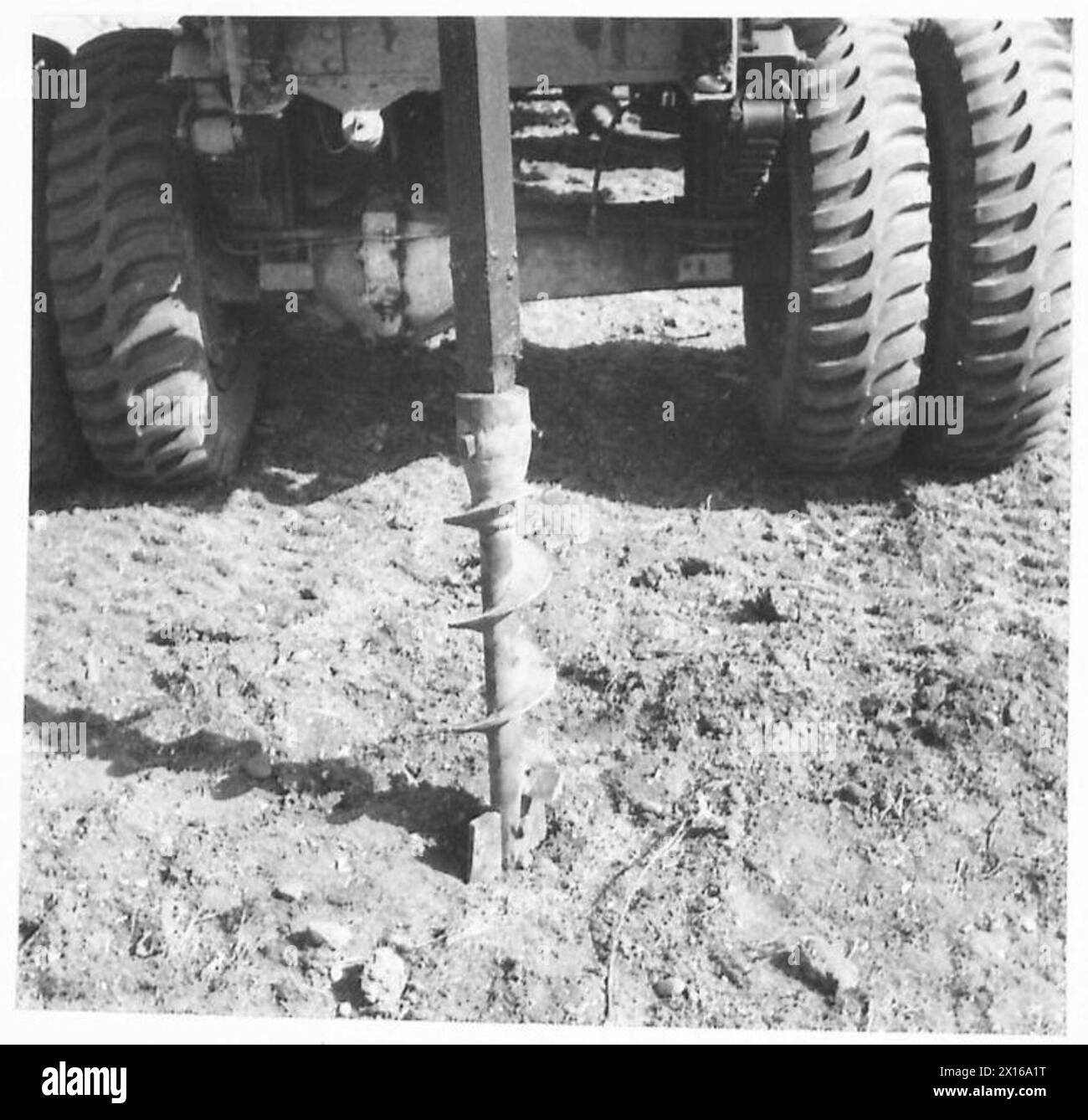 Sono mostrate in azione macchine di perforazione e perforazione di varie dimensioni, che dimostrano le attrezzature americane utilizzate dall'esercito britannico per operazioni tecniche e meccaniche. Foto Stock