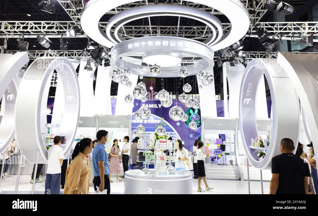 Haikou, la provincia cinese di Hainan. 15 aprile 2024. Le persone visitano lo stand di Bloomage Biotech alla quarta China International Consumer Products Expo (CICPE) ad Haikou, capitale della provincia di Hainan nella Cina meridionale, il 15 aprile 2024. Dal 13 al 18 aprile, il tema dell'expo "Share Open Opportunities, Co-Create a Better Life" ospita oltre 4.000 marchi provenienti da 71 paesi e regioni, presentando i loro nuovi prodotti di fascia alta per i consumatori globali. Crediti: Yang Guanyu/Xinhua/Alamy Live News Foto Stock