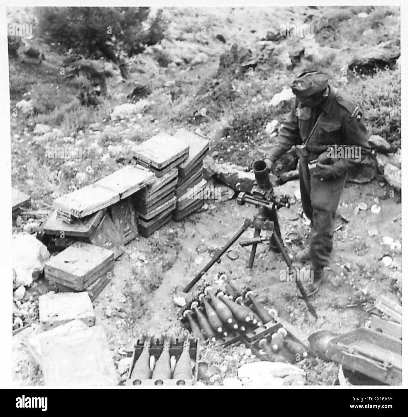 Un mortaio nemico con munizioni viene lasciato in una fossa dopo la ritirata delle forze opposte a nord di Fondouk Pass, British Army. Foto Stock