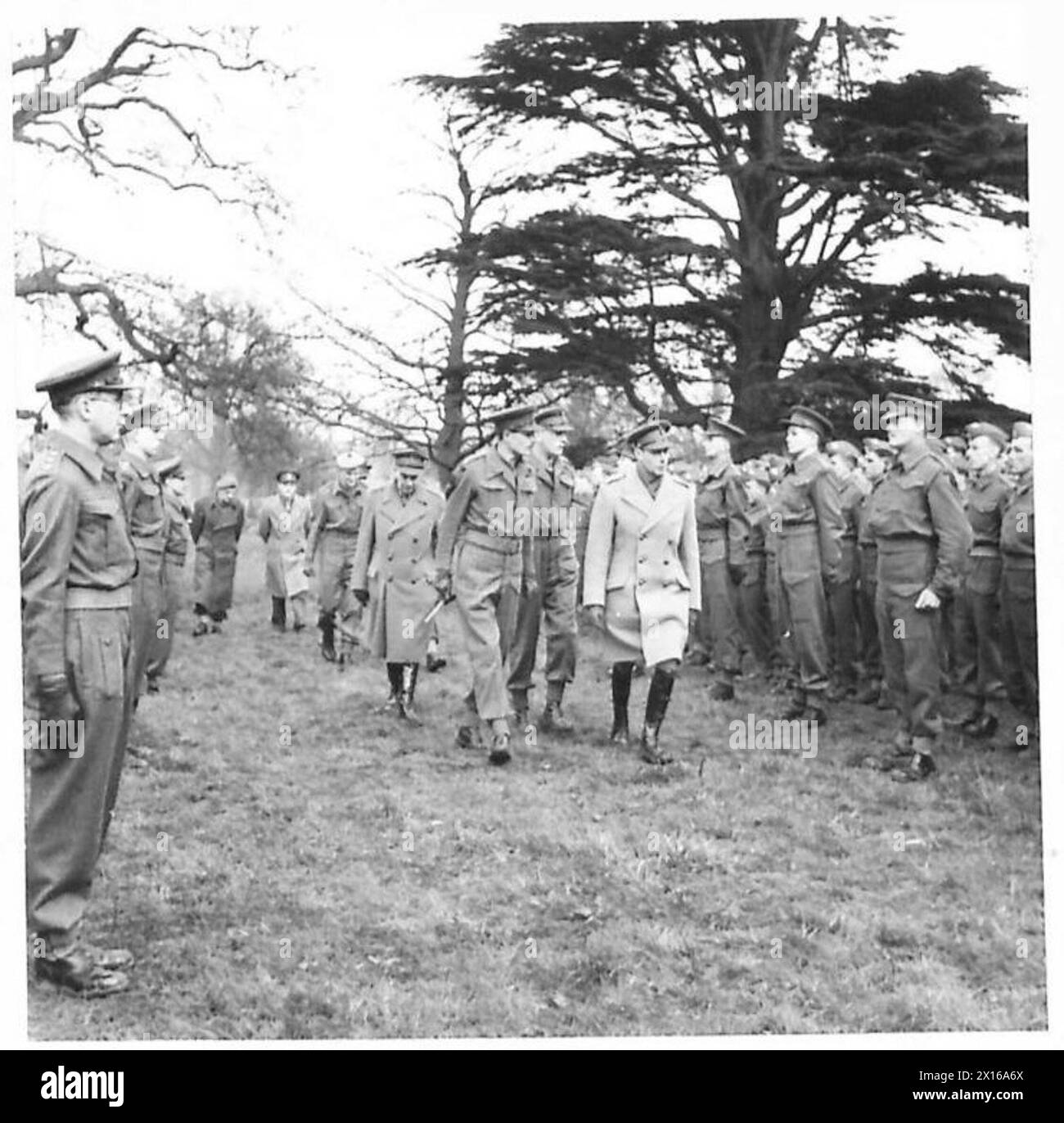 Sua Maestà il Re ispeziona gli ufficiali e gli uomini della 151st Brigade durante le operazioni di invasione dell'esercito britannico. Foto Stock