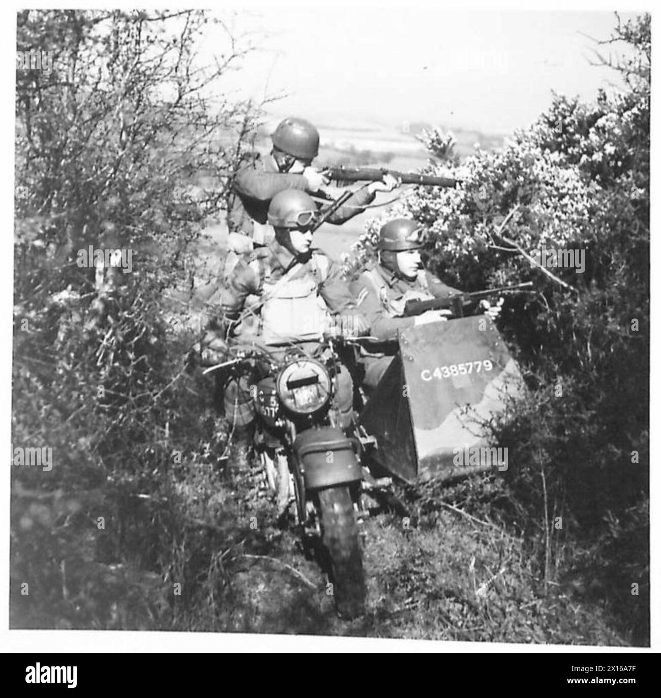 Il Battaglione del personale del British Army North conduce esercitazioni utilizzando pattuglie motociclistiche e veicoli da ricognizione su strade coperte nell'Irlanda del Nord. Foto Stock