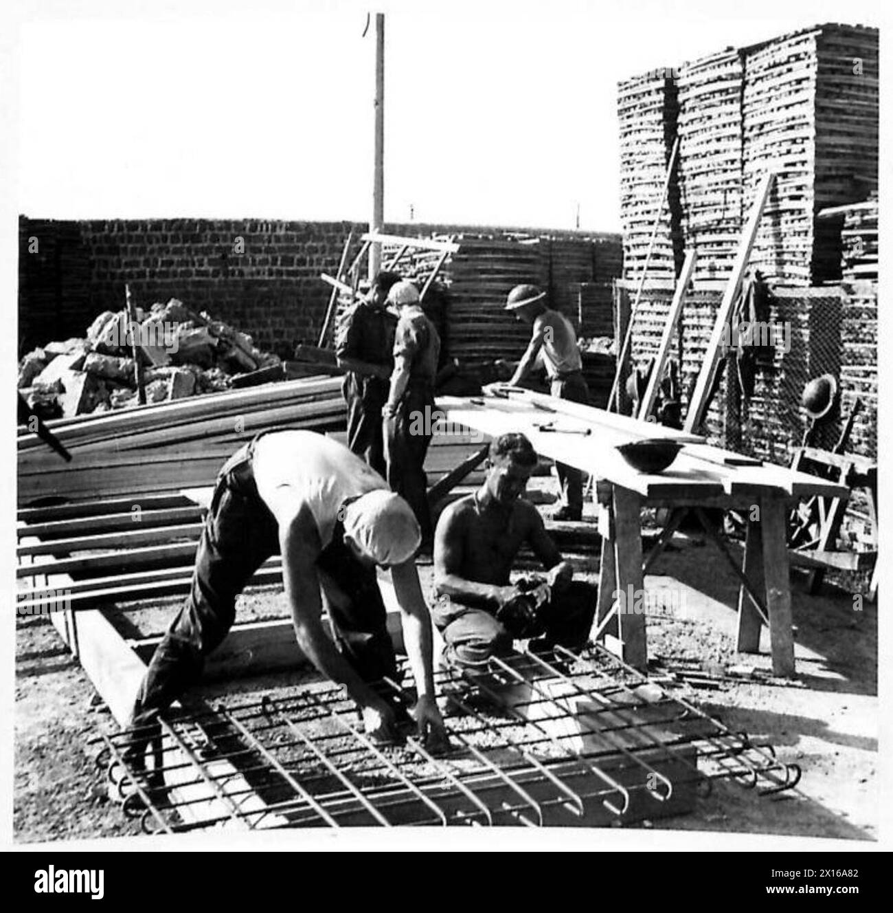 I reali ingegneri carpentieri della Quinta Armata lavorano su una banchina durante l'invasione dell'Italia Foto Stock